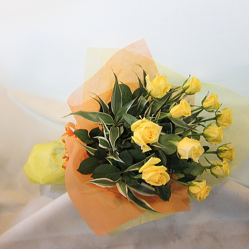 12本の黄薔薇をまとめた花束 ダーズンローズ